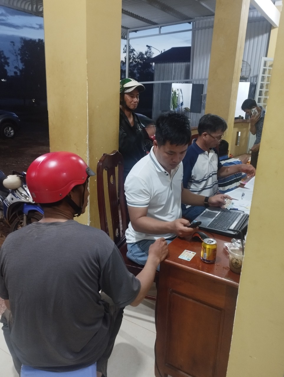 Đẩy mạnh các biện pháp hoàn thành chỉ tiêu kích hoạt tài khoản định danh điện tử trên ứng dụng VNeID cho công dân trên địa bàn xã
